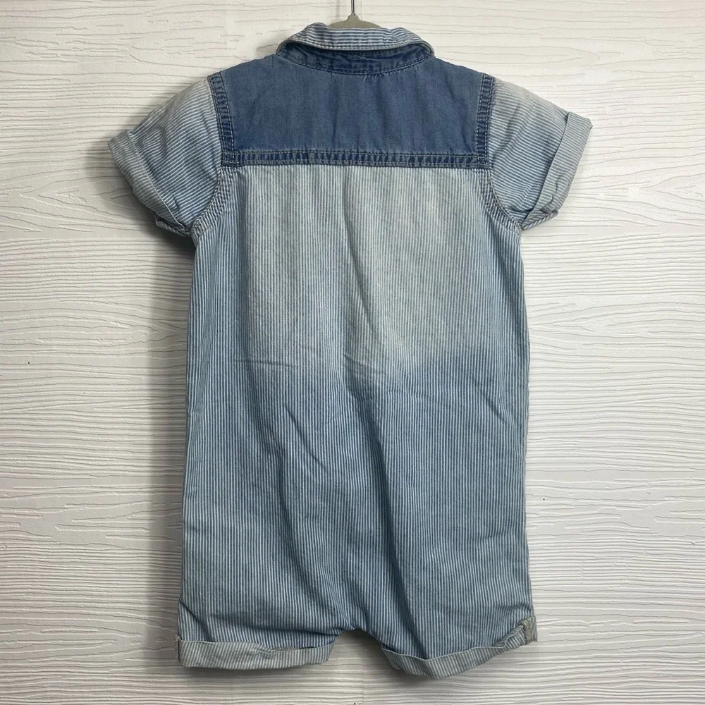 OshKosh Bgosh button closure